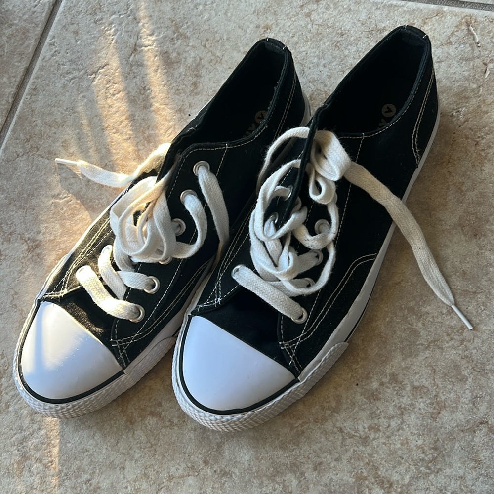 Air walk men’s 9.5 “Chuck” style shoe. Black and white